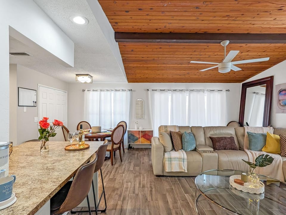 Deerfield Coastal House - Cozy Stay Apartment in Century Village