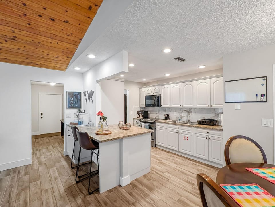 Deerfield Coastal House - Cozy Stay Apartment in Century Village