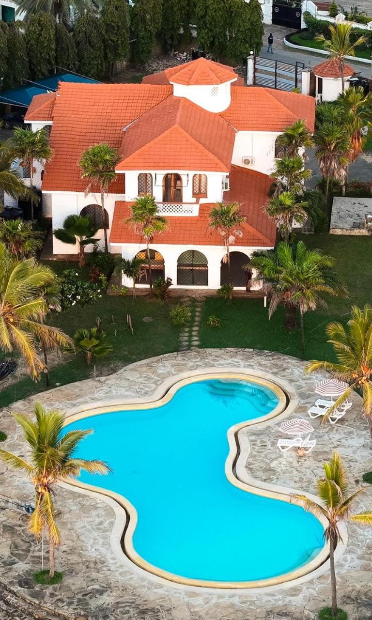 Property building, Garden, Pool view, Swimming pool, sunbed