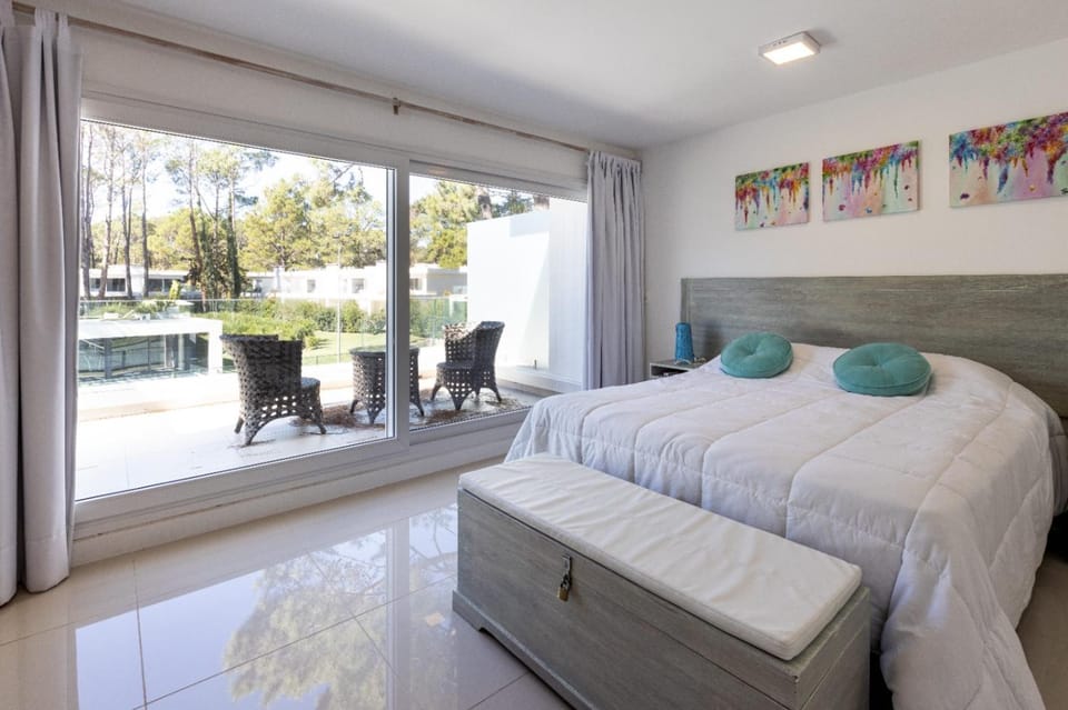 Bed, View (from property/room), Balcony/Terrace, Photo of the whole room, Bedroom, Pool view, Swimming pool