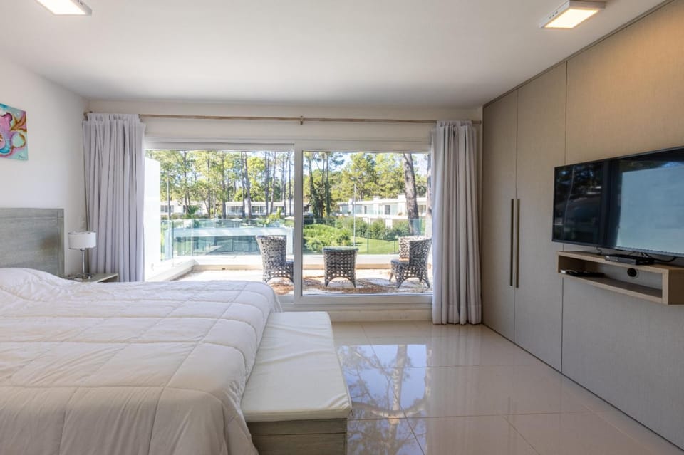 Bed, TV and multimedia, View (from property/room), Balcony/Terrace, Photo of the whole room, Bedroom