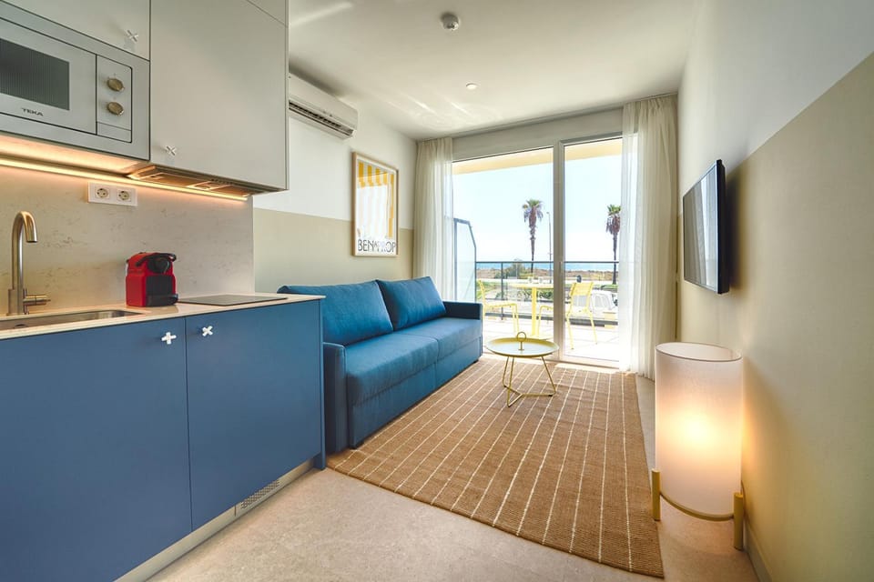 TV and multimedia, Kitchen or kitchenette, Living room, Seating area, Dining area