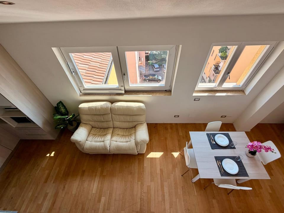 Sky View - 2 mins from the Arena Apartment in Verona