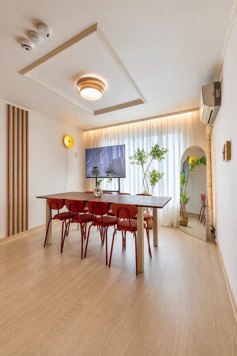 TV and multimedia, Living room, Seating area, Dining area