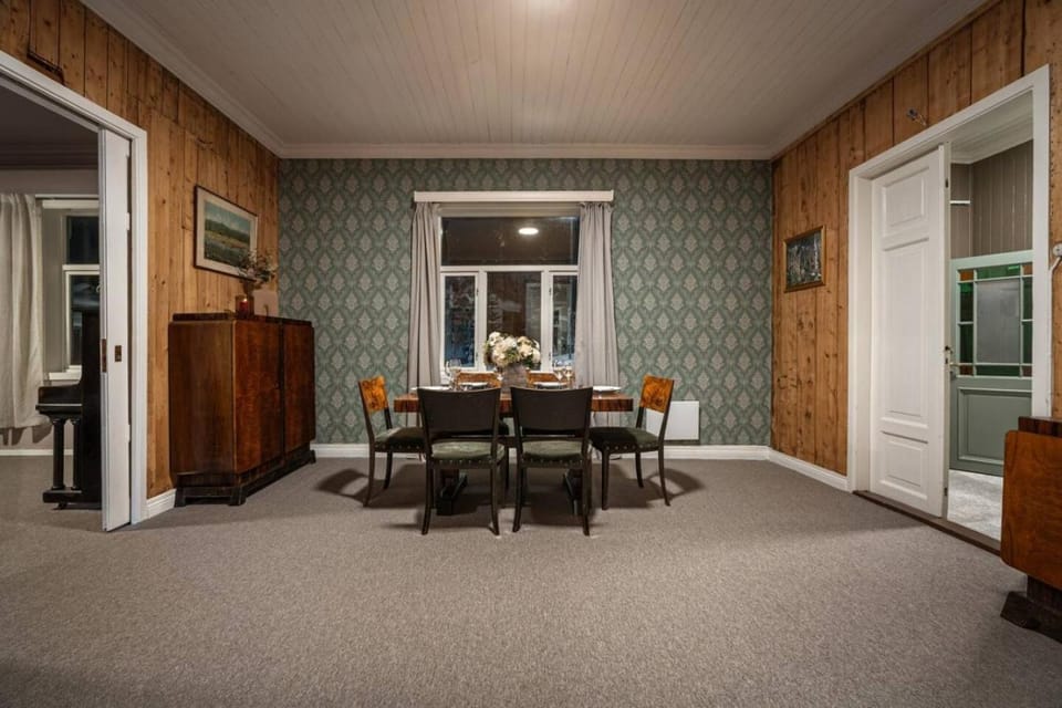 TV and multimedia, Living room, Seating area, Dining area