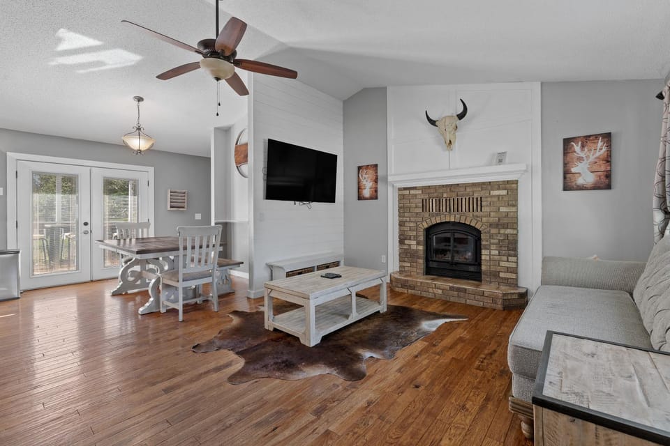 TV and multimedia, Living room, Seating area, Dining area, fireplace