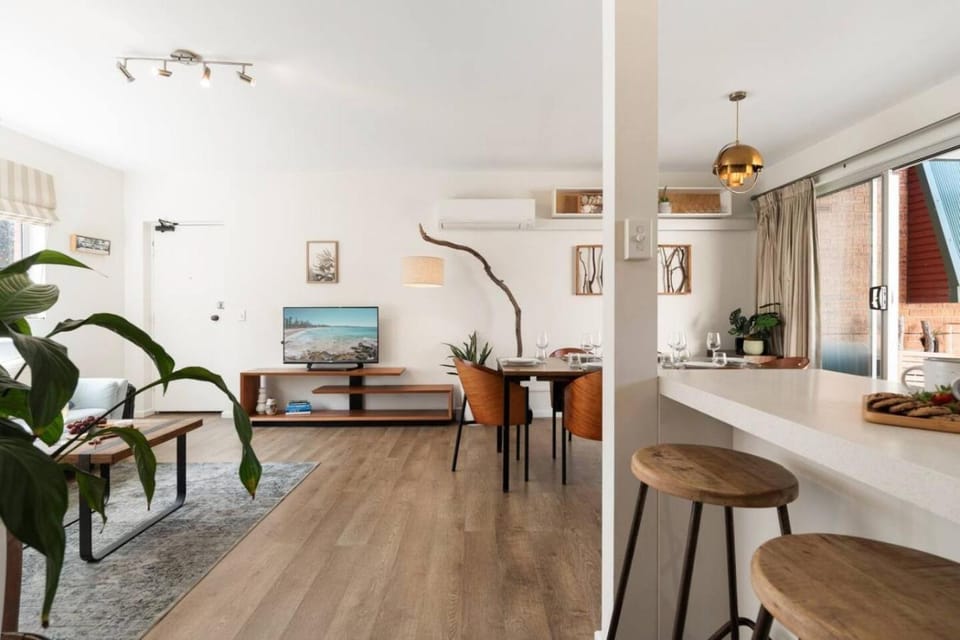 Manly 2BR 5 Min Walk to Beach with Parking Apartment in Manly