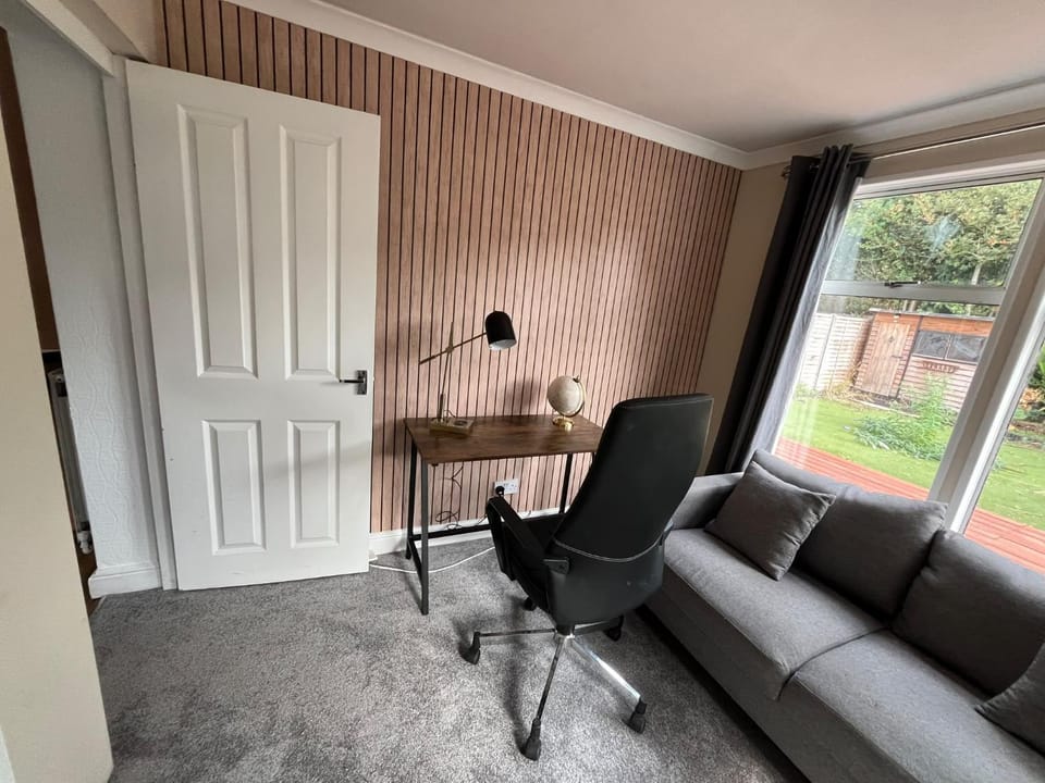 Belloc House Contractor Ready 3BR, 5 Beds, Parking, Nr Gatwick Apartment in Crawley