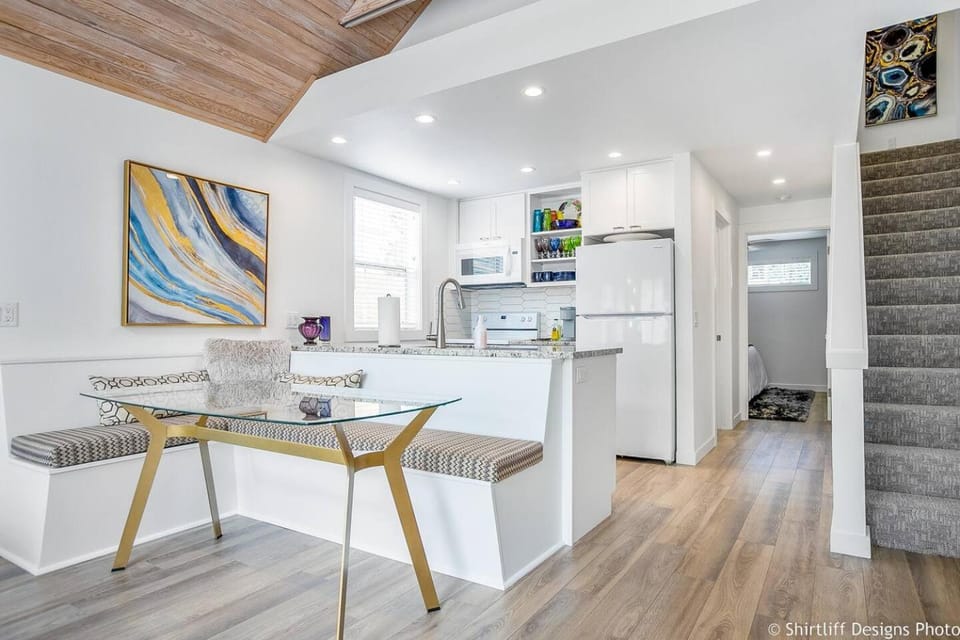 Kitchen or kitchenette, Seating area, Dining area