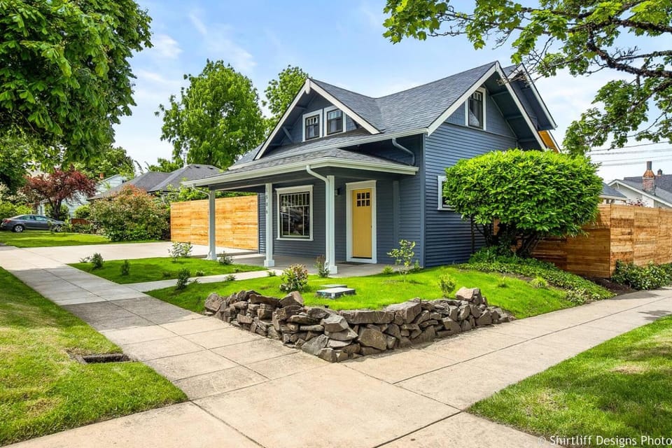 Property building, Facade/entrance, Garden, Street view