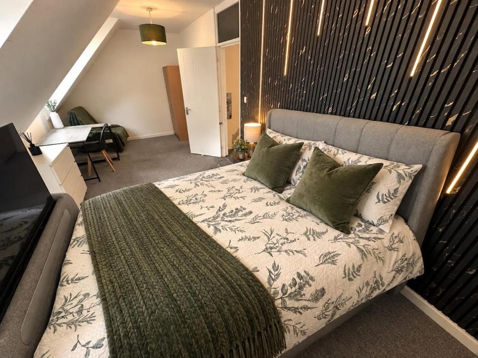 Luxury 5-bed Park Estate home with garden House in Nottingham
