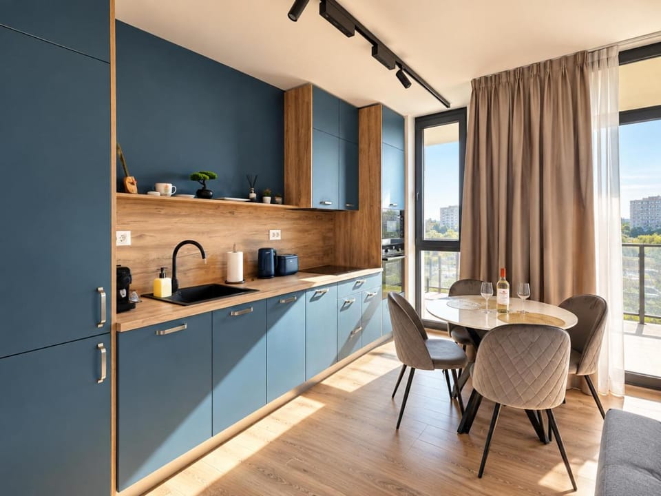Coffee/tea facilities, Kitchen or kitchenette, Seating area, Dining area, stove, toaster