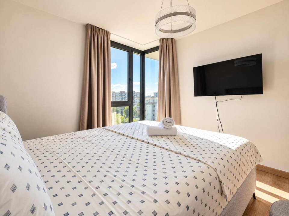 Bed, TV and multimedia, Bedroom