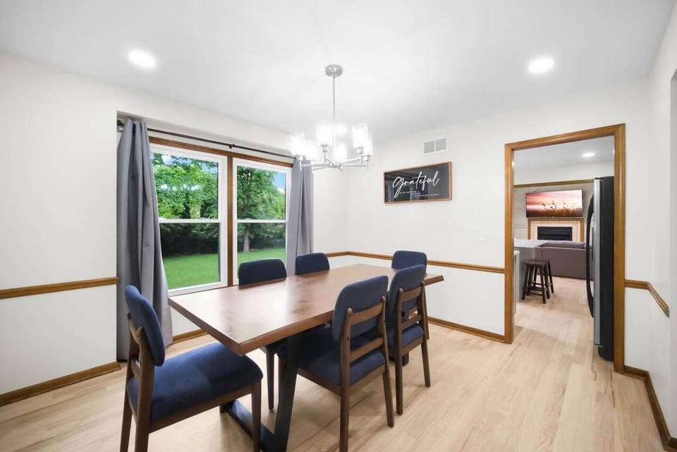 Spacious 4BR Sleeps 10 in Real Beds + Huge Yard House in Naperville