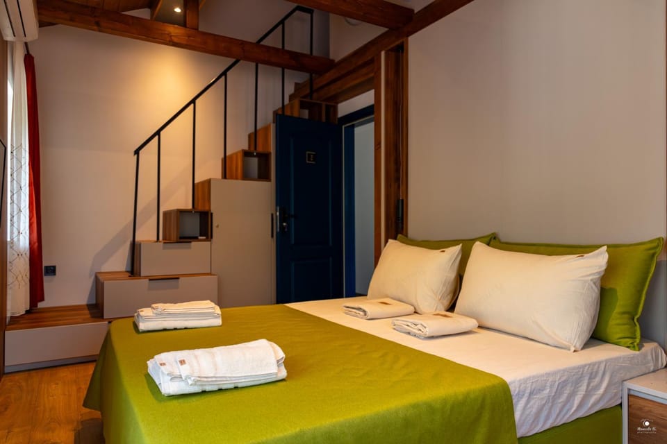 Photo of the whole room, Bedroom, towels
