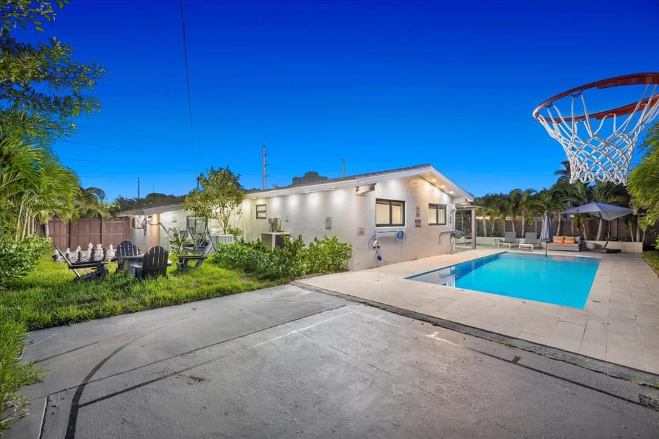 Miami 4BR Villa Heated Pool Game & Basketball House in Aventura