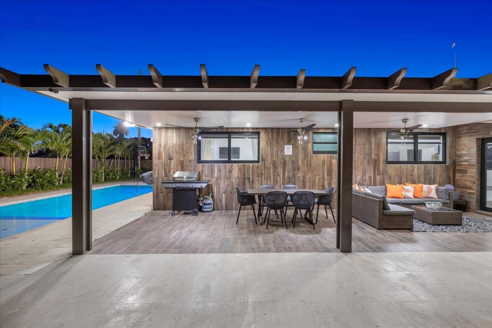Miami 4BR Villa Heated Pool Game & Basketball House in Aventura