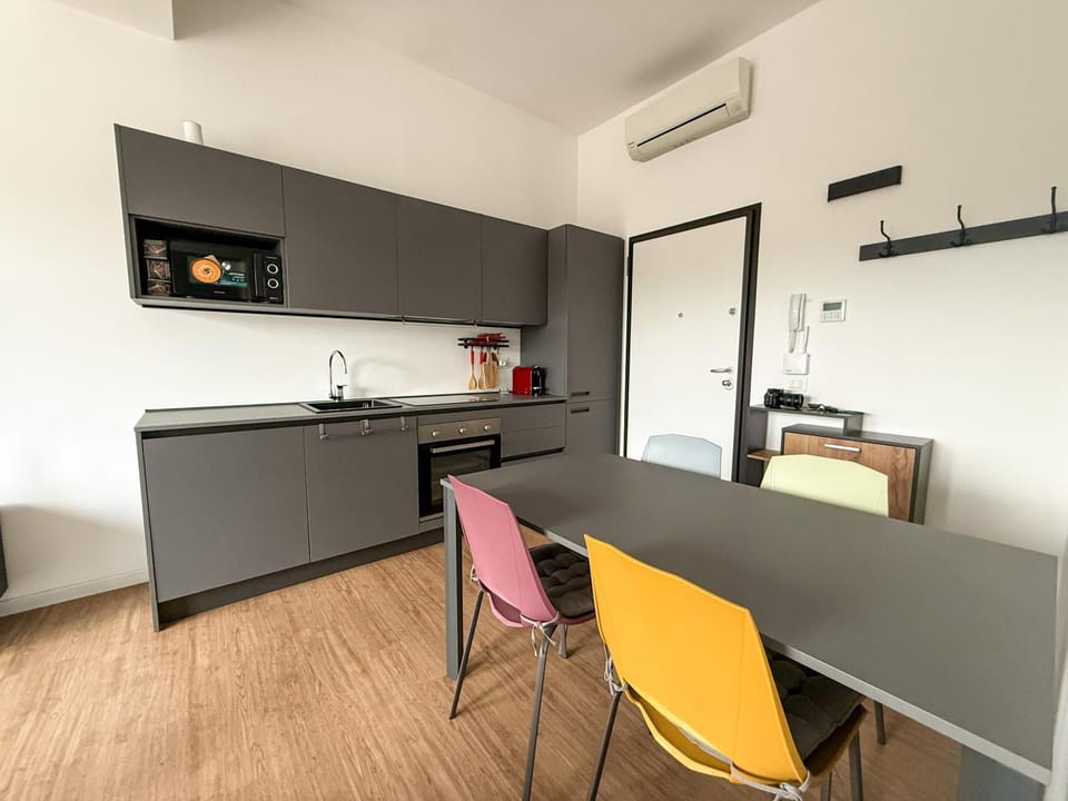 Kitchen or kitchenette, Living room, Seating area, Dining area, oven, pet friendly, stove, air conditioner