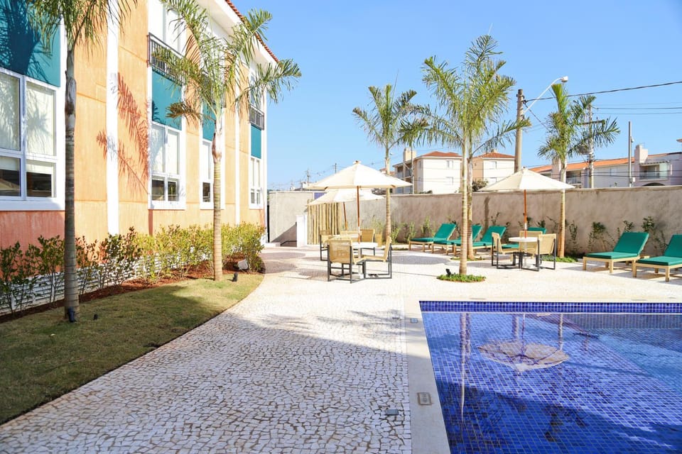 Patio, Day, Swimming pool