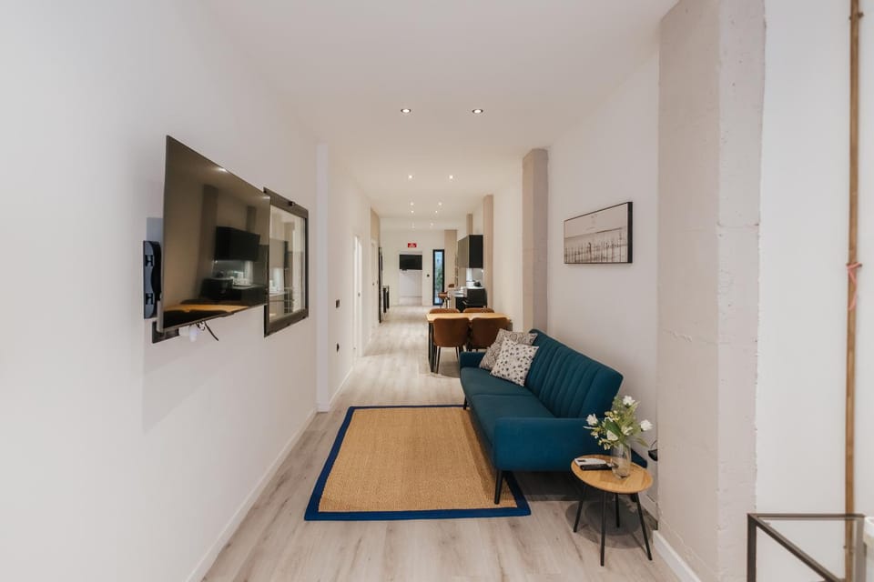 New Stadium Apartment , Pool Table , Ping Pong , Hot Tub Apartment in Valencia