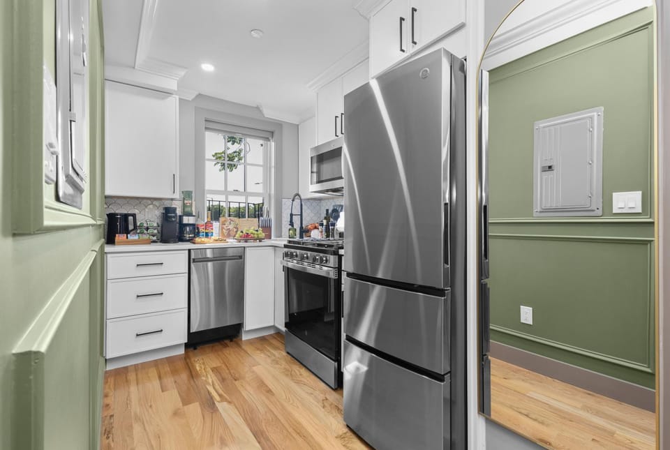 Coffee/tea facilities, Kitchen or kitchenette, dishwasher, oven, stove, toaster
