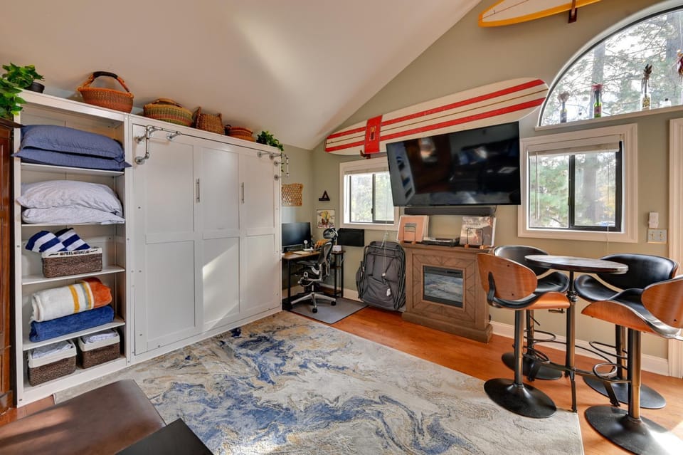 1 Mi to Sunriver Resort! Studio w/ Hot Tub Access Apartment in Sunriver