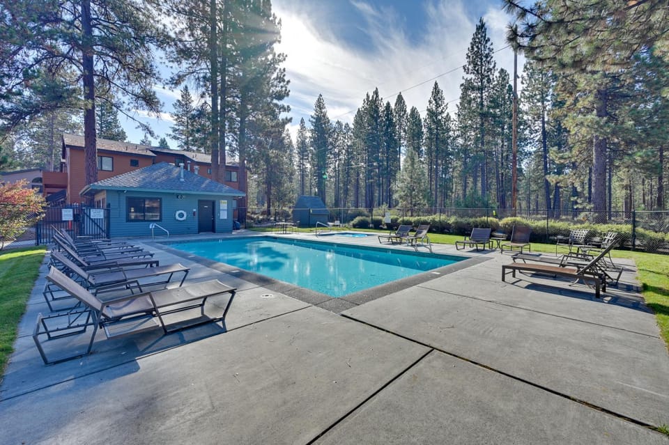 1 Mi to Sunriver Resort! Studio w/ Hot Tub Access Apartment in Sunriver