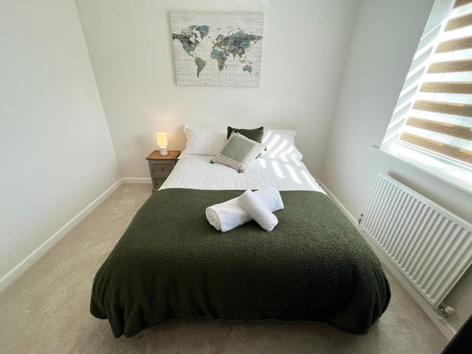 Renovated 3-Bed, Contractor-Friendly Free, Parking Apartment in Yeovil