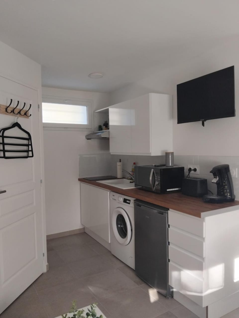 Kitchen or kitchenette, stove, toaster, washing machine