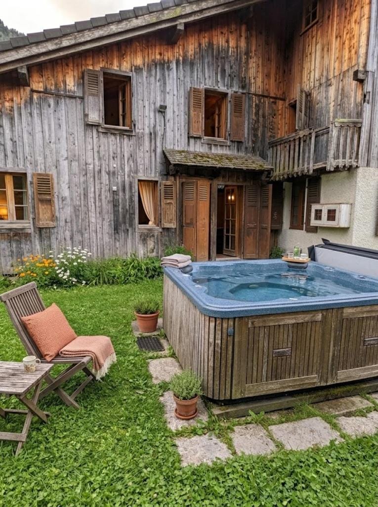 Grand Chalet Beziere, Jacuzzi Heart of Morzine Chalet in Montriond