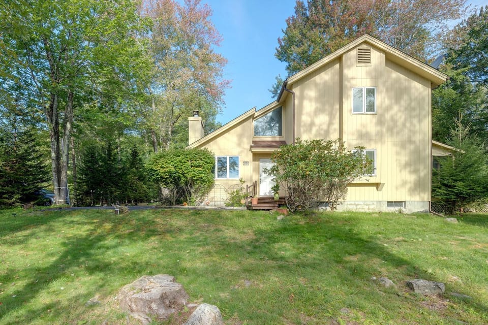 Screened Porch & Steps to Lake! Pocono Summit Home House in Coolbaugh Township