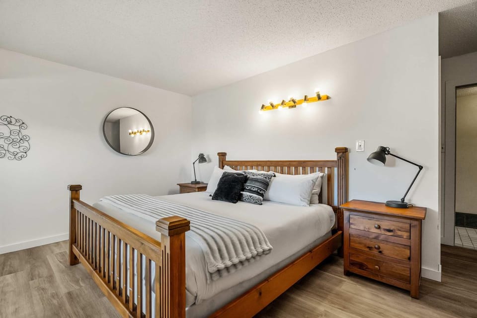 Buffalo Lodge Massive 13BR Home Sleeps 32 Family & Groups House in Alberta