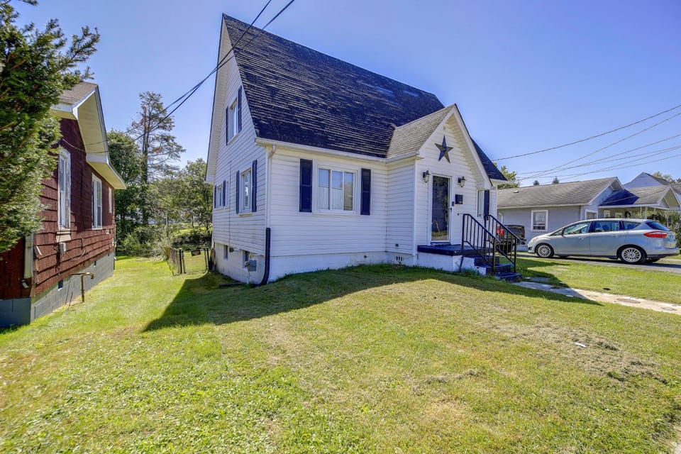 Couple's Welcome! Cozy Beckley Escape w/ Deck Apartment in Beckley