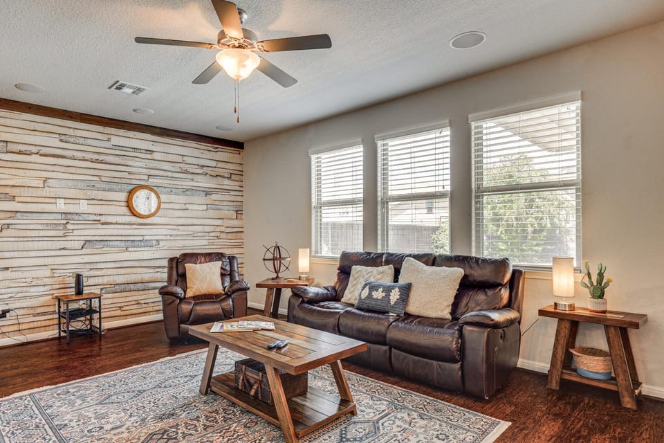 Hot Tub & Patio! Family Escape, 7 Mi to SeaWorld House in San Antonio
