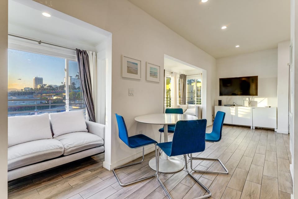 Boardwalk Escape: Beachfront Santa Monica Condo Apartment in Santa Monica