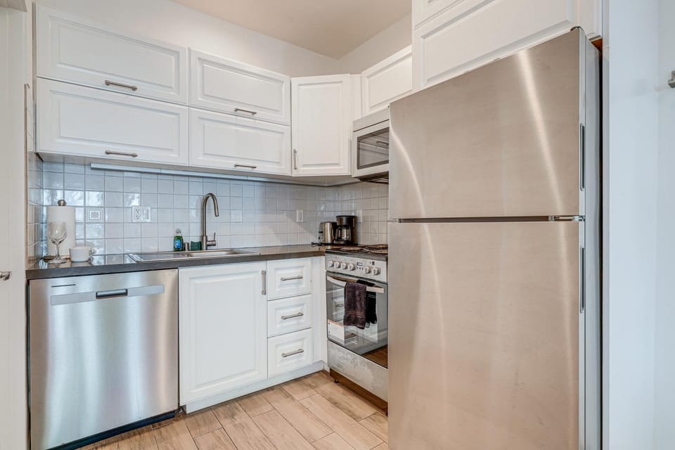 Sunset Strolls & Seaside Fun: Santa Monica Condo! Apartment in Santa Monica