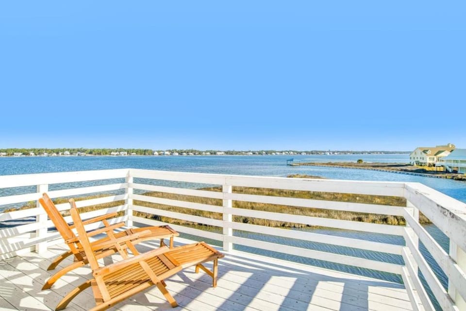 Waterfront House with Beach Access House in West Beach