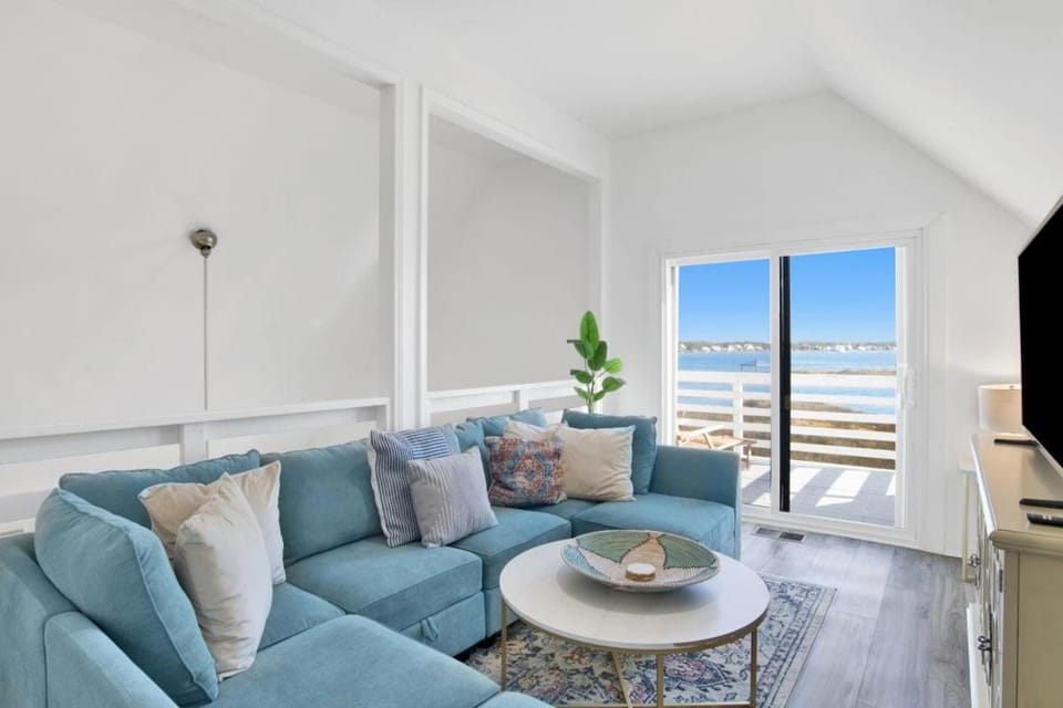 Waterfront House with Beach Access House in West Beach