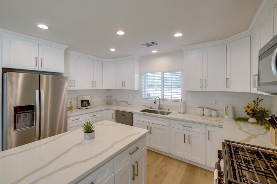 Coachella Getaway w/ Yard! Near Festivals & Golf House in Indio