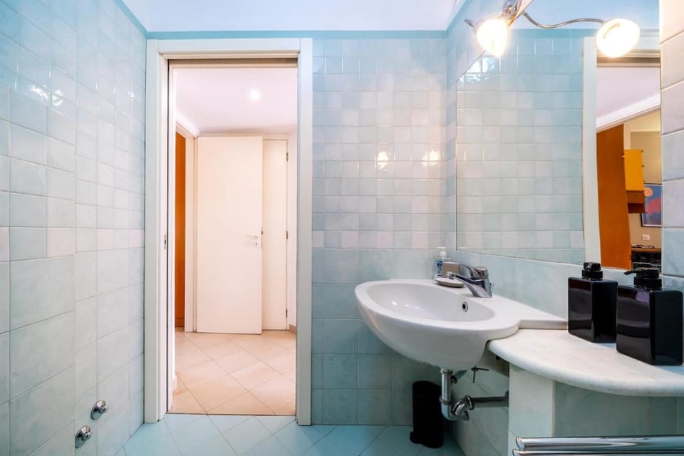 Milan Cathedral 8 minutes - 4 guests - De Angeli Metro Apartment in Milan