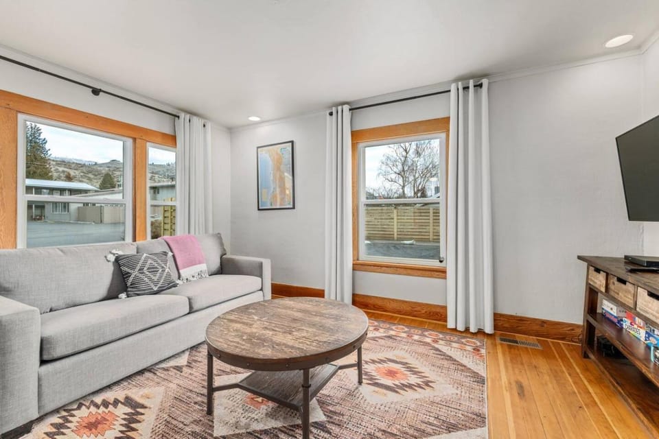 TV and multimedia, Living room, Photo of the whole room, Seating area