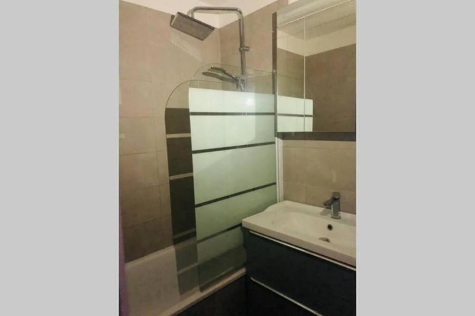 Bathroom, towels