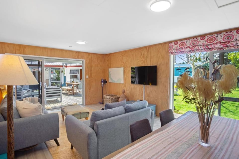 TV and multimedia, Living room, Dining area