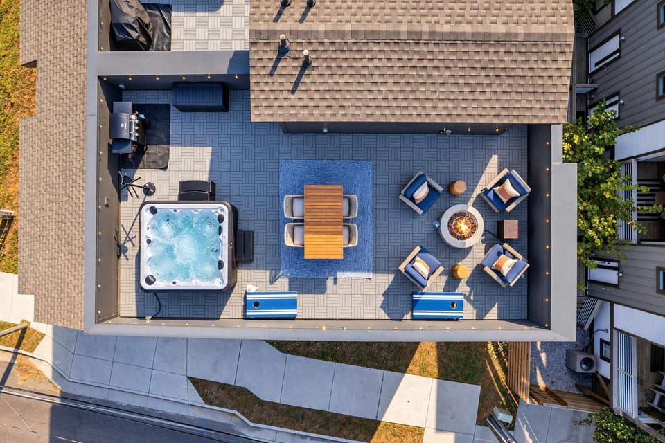 Nashville Hideaway Rooftop Hot Tub & Fire Pit Apartment in East Nashville