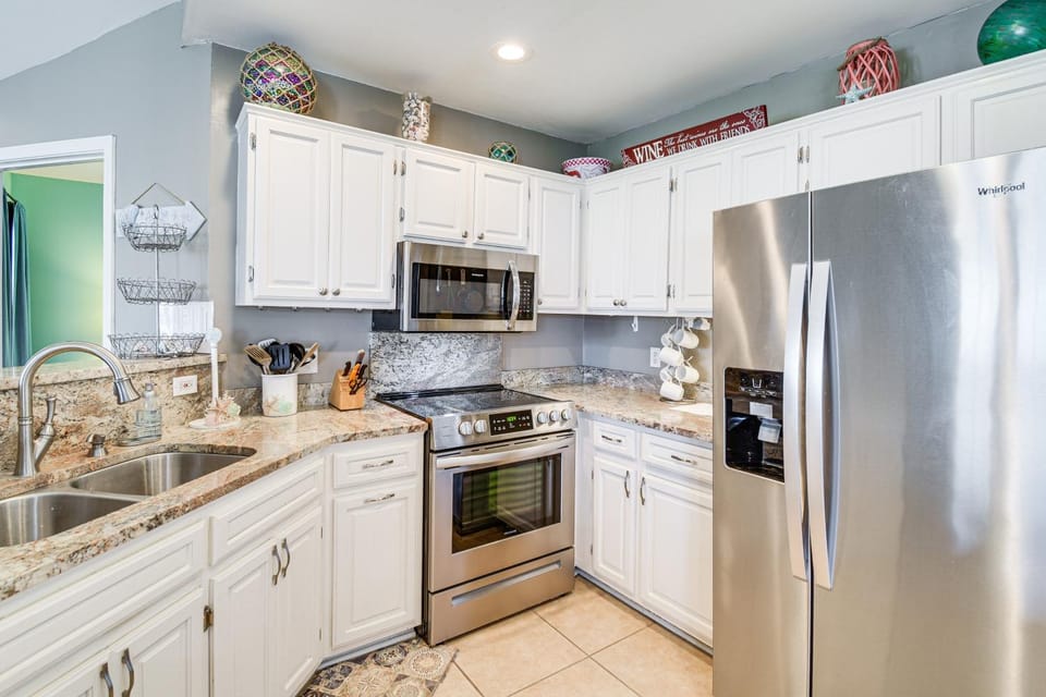 5 Mi to Beach! Gulf Shores Condo w/ Pool & Hot Tub House in Gulf Shores