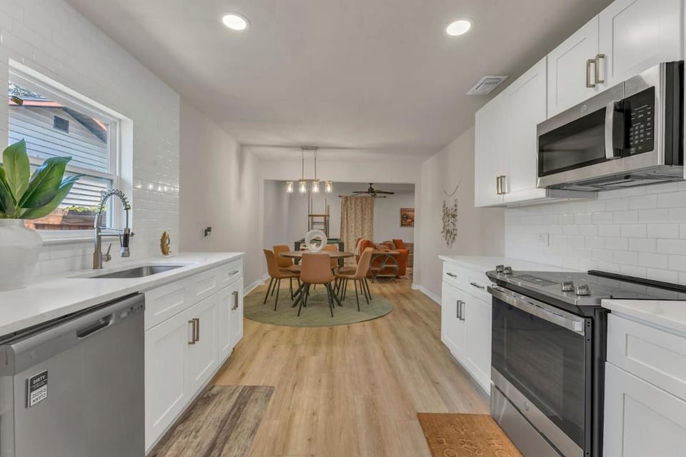 Kitchen or kitchenette, Dining area, dishwasher, oven, pet friendly, stove