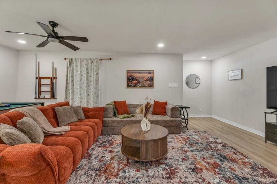 Communal lounge/ TV room, TV and multimedia, Living room, Seating area, Evening entertainment