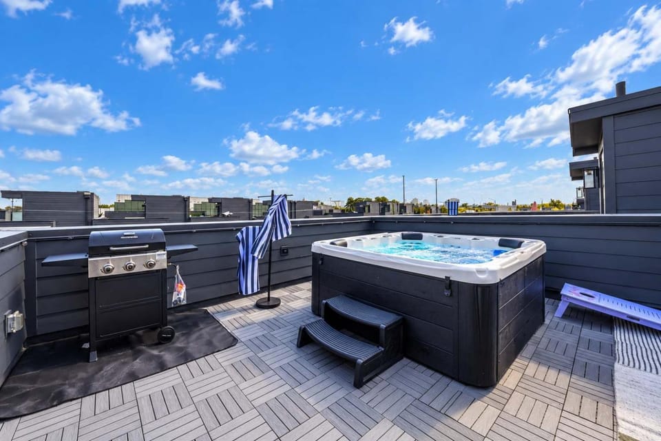 Nashville Hideaway Amazing Rooftop Patio & Views Apartment in East Nashville