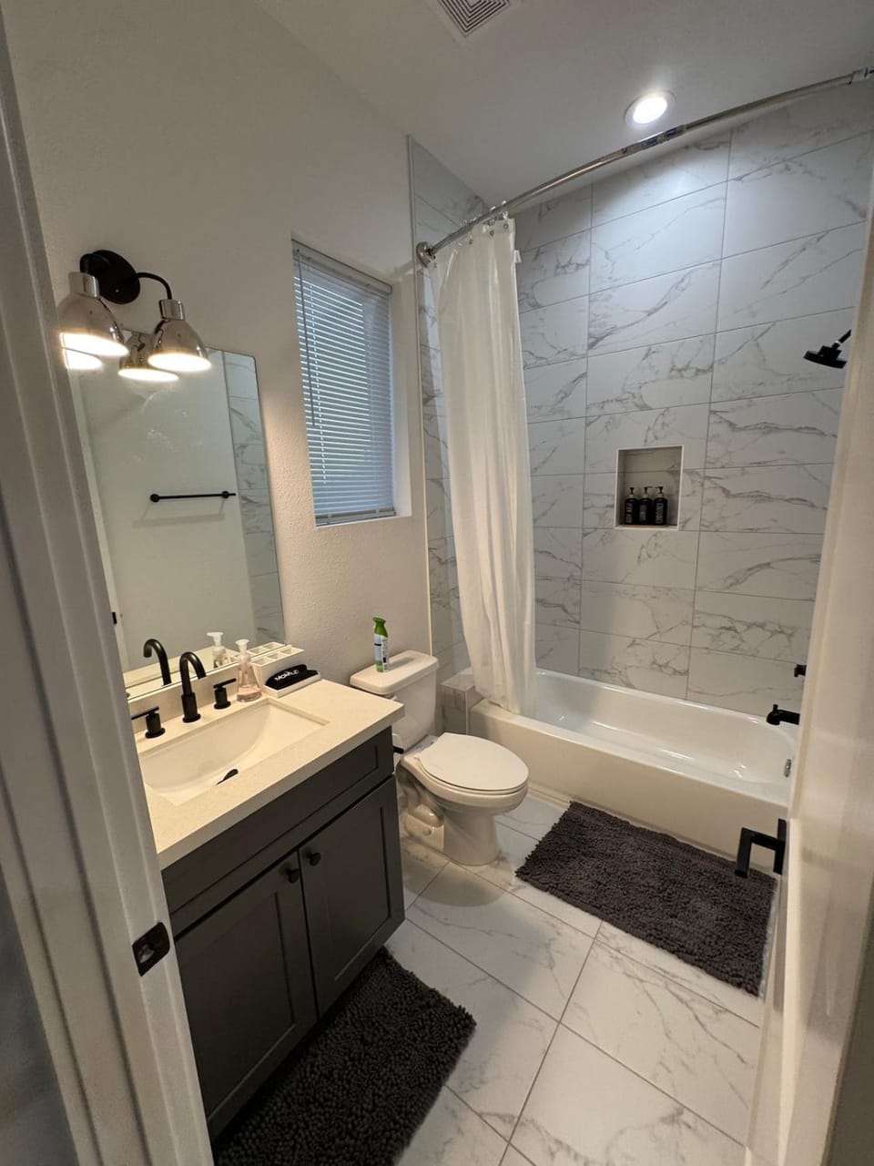 3BR Near Downtown Sleeps 10 Garage Parking House in Harris County