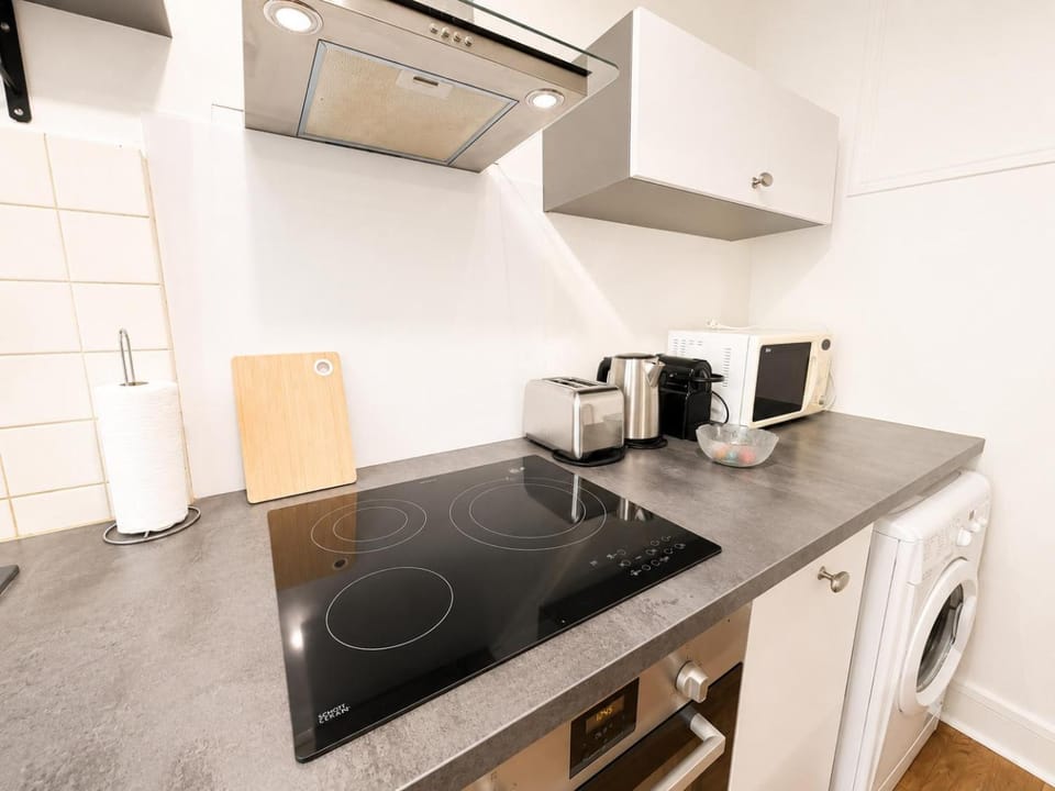 Coffee/tea facilities, Kitchen or kitchenette, dishwasher, oven, stove, toaster